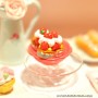 3 LITTLE CAKES ON A PLATE MINIATURE LATI YELLOW BARBIE FASHION ROYALTY BLYTHE PULLIP DIORAMAS 1:12