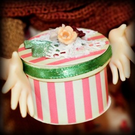 LUXURY PINK LARGE HAT BOX SHABBY CHIC MINIATURE LATI YELLOW BARBIE FASHION ROYALTY BLYTHE PULLIP PUKIFEE DIORAMA 1:6