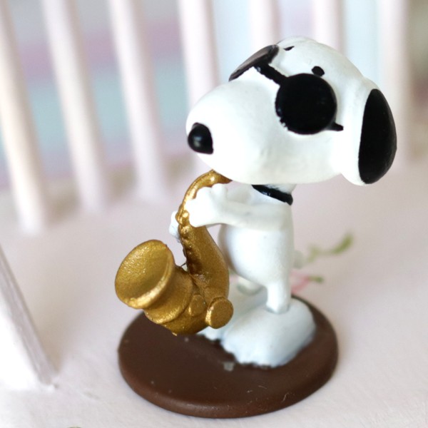 small snoopy figurine