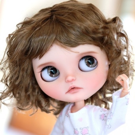 PERRUQUE POUPÉE DOLL WIG CURLY CARAMEL BJD QBABY MEADOWDOLLS MAE ADRYN ZWERGNASE BLYTHE CUSTOM DOLLS