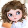 PERRUQUE POUPÉE DOLL WIG CURLY CARAMEL BJD QBABY MEADOWDOLLS MAE ADRYN ZWERGNASE BLYTHE CUSTOM DOLLS