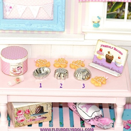 Maison de poupées miniature = Cake Tin 
