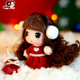 PETITE POUPEE 9 CM CADEAU NOEL DANS SA BOULE POUR LE SAPIN OU POUR JOUER