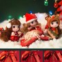 PETITE POUPEE 9 CM CADEAU NOEL DANS SA BOULE POUR LE SAPIN OU POUR JOUER